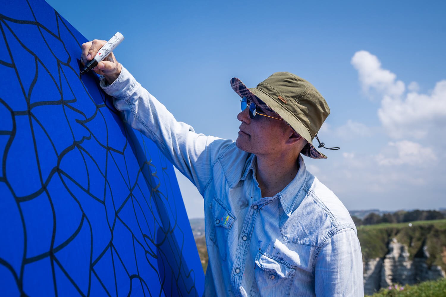 Lucas beaufort artiste performance Etretat peinture maillot de bain inédit