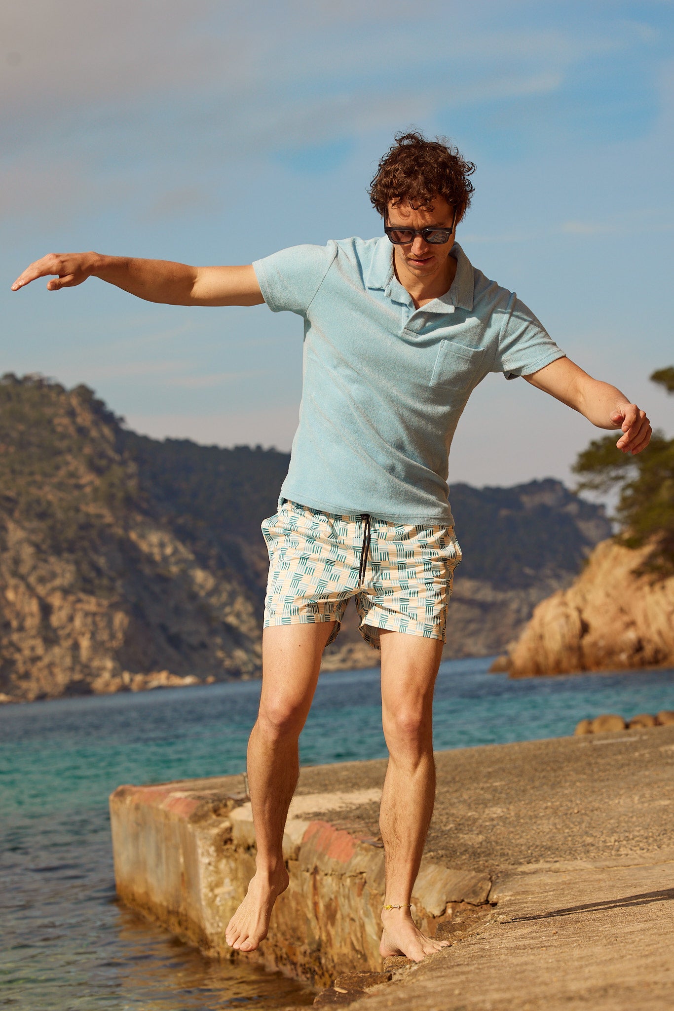 short de bain imprimé jaune et bleu