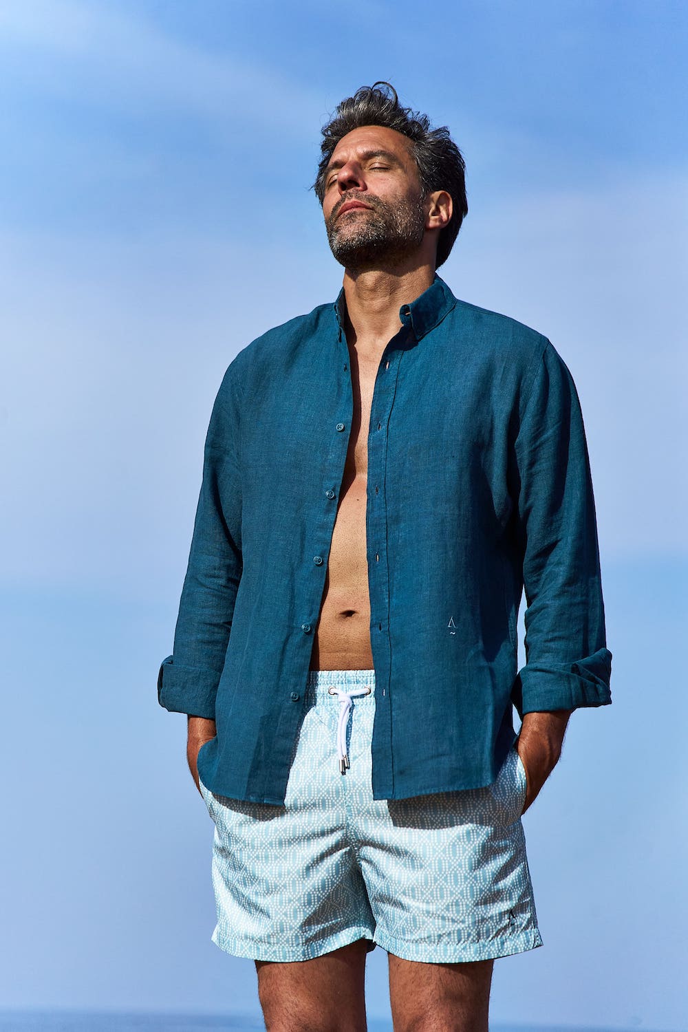 Chemise en lin en bleue pétrole