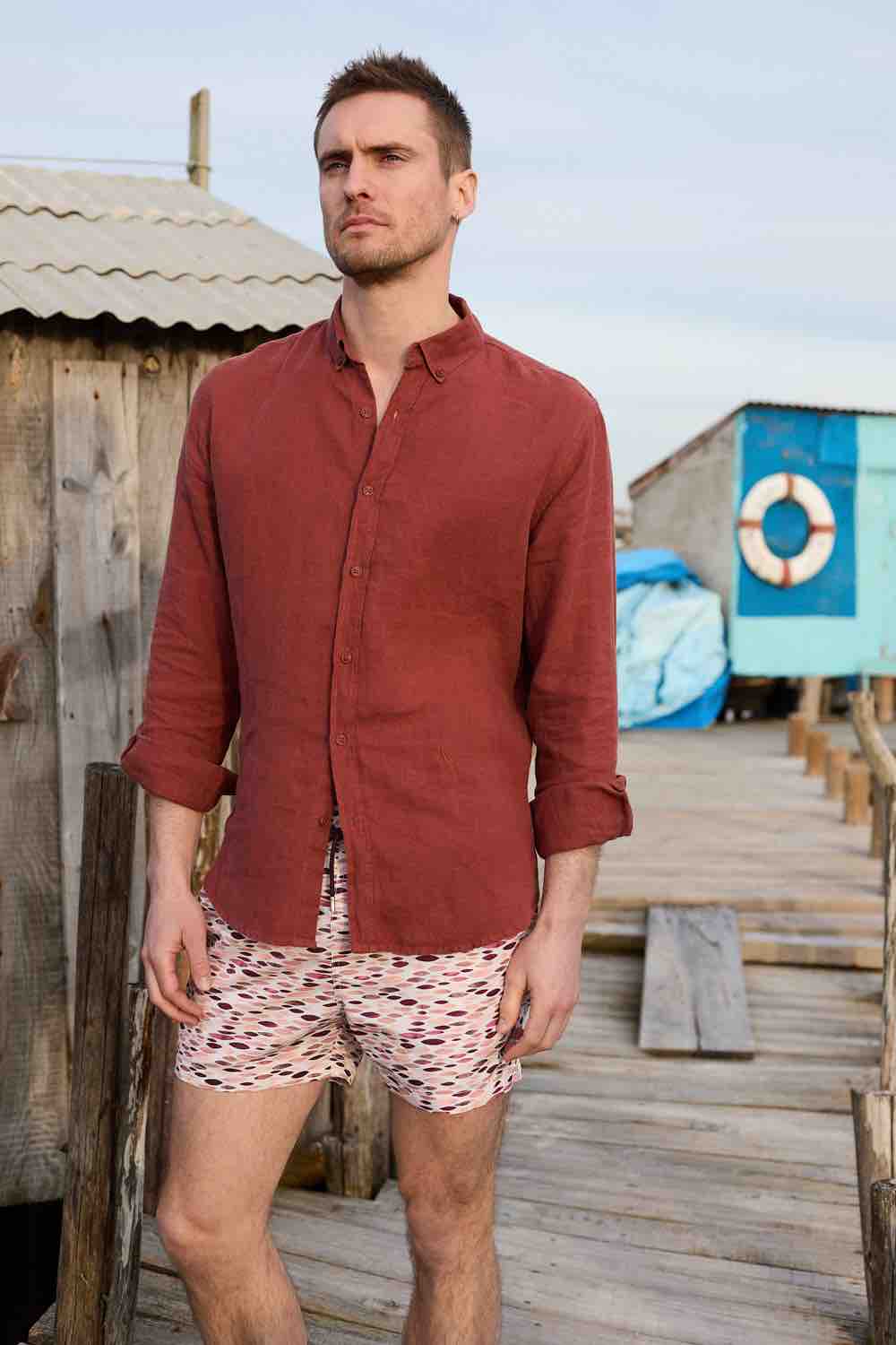 Short de bain homme motifs pourpre