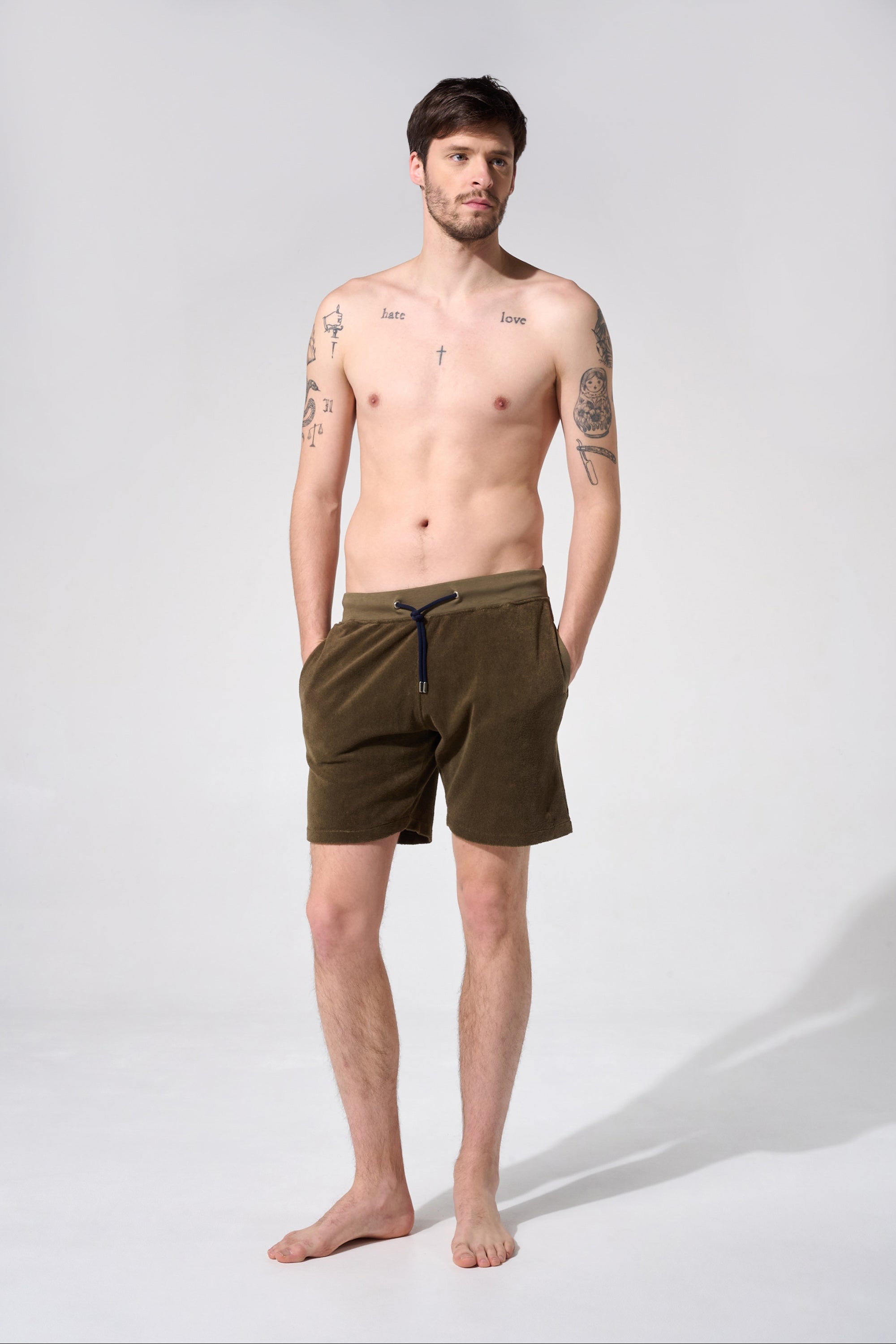 short homme vert